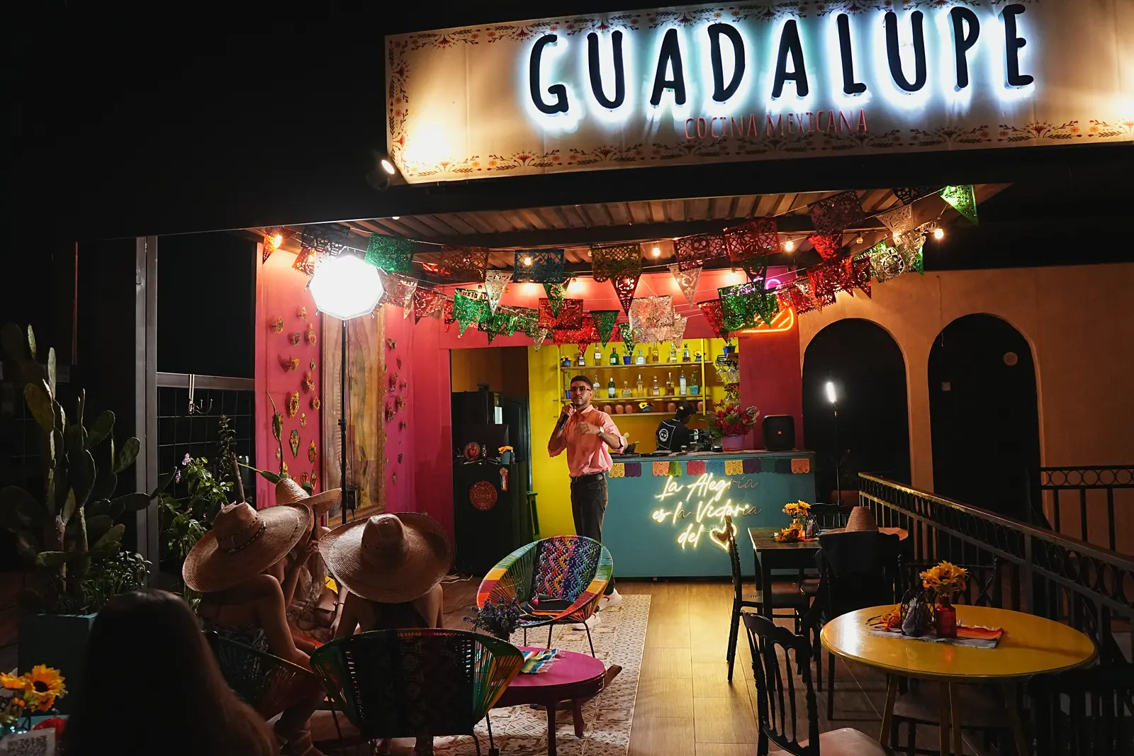 Cantante en vivo en la tarima de Guadalupe con el público