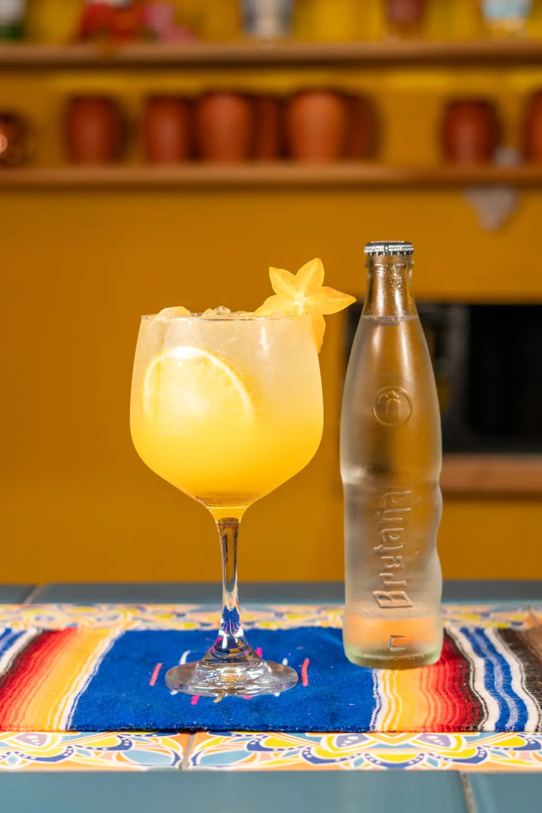 Bebida natural servida en copa