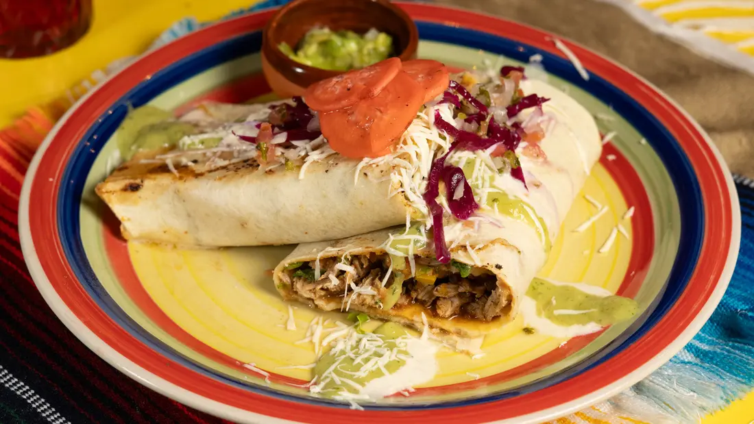Burrito Guadalupe servido en plato de talavera