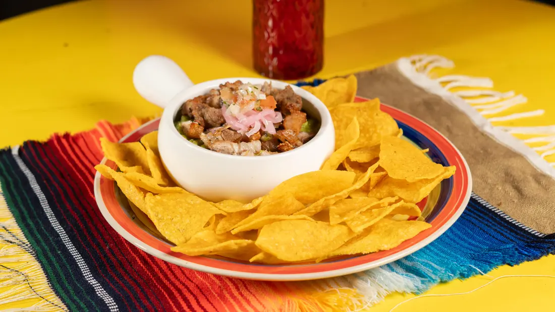 Guacamole Guadalupe con totopos