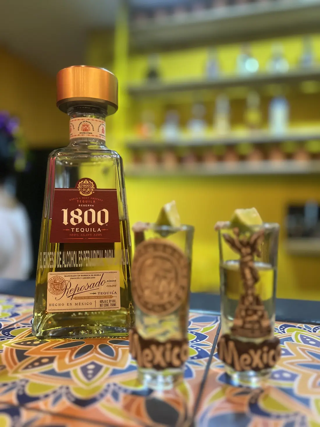 Botella de tequila 1800 con caballitos