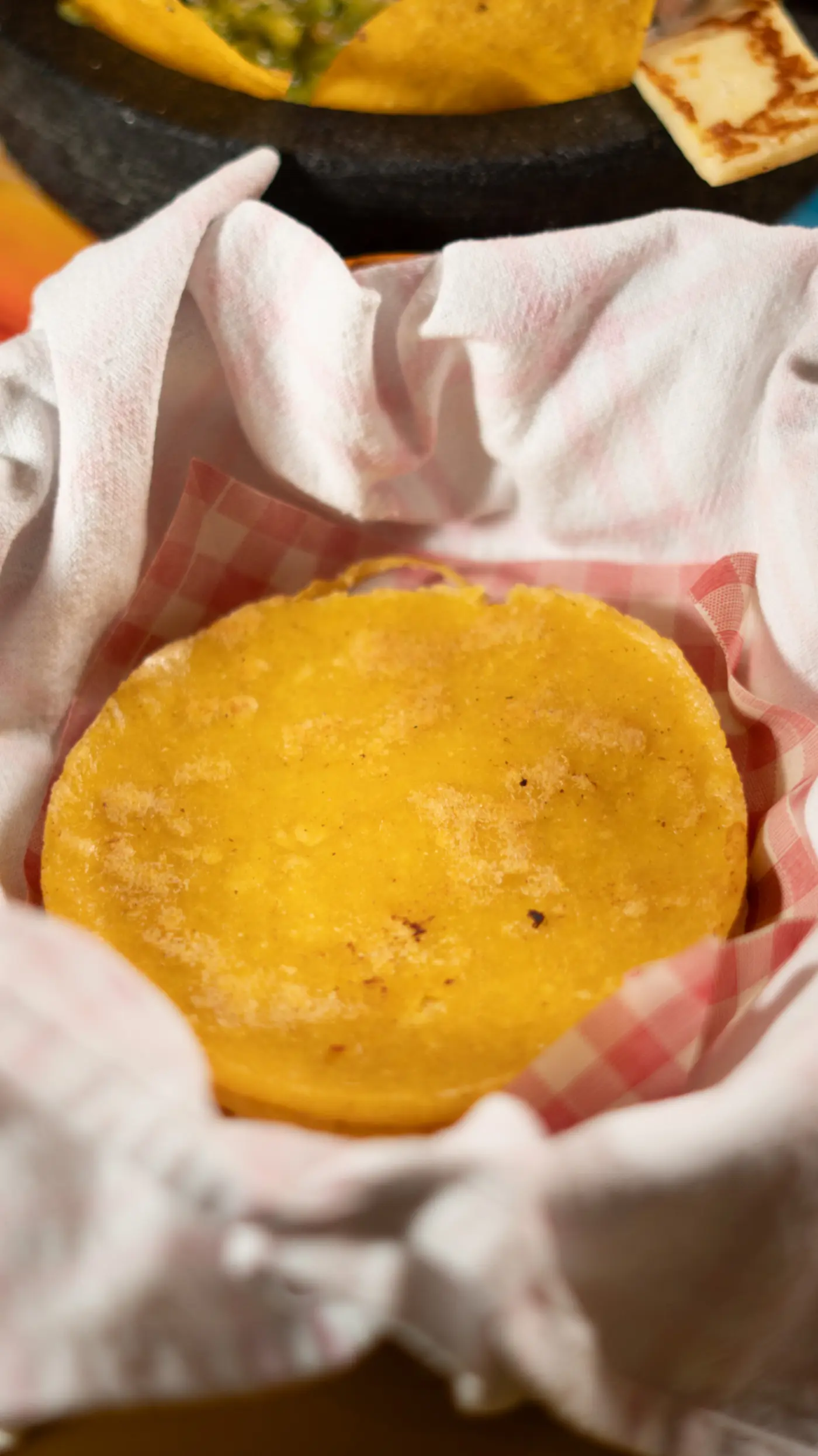 Tacos armados en casa con tortillas, carnes y salsas