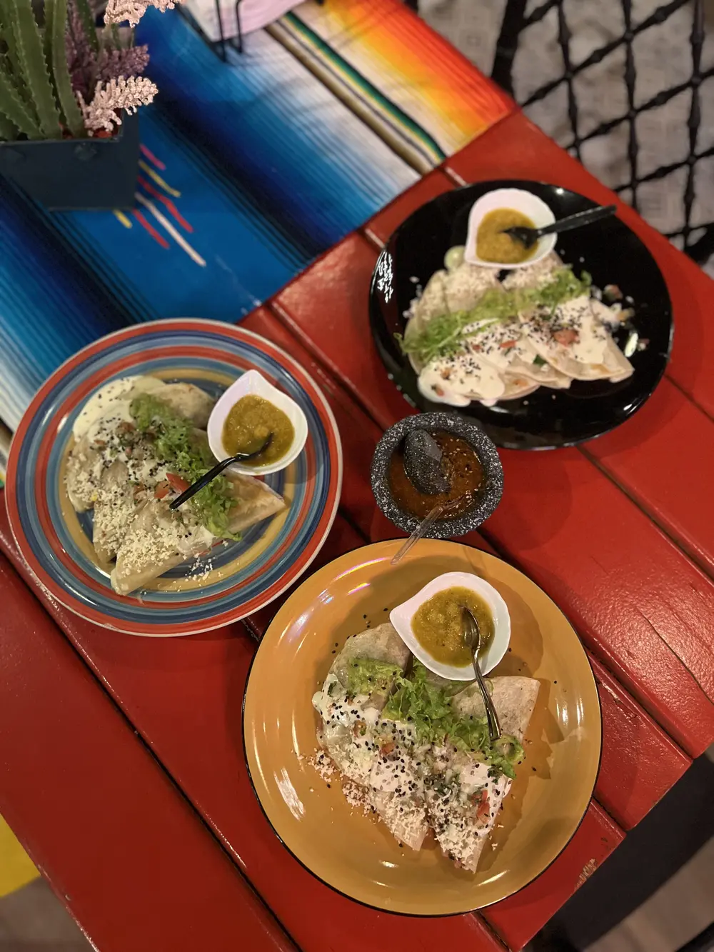 Quesadillas y entradas sobre mesa de colores