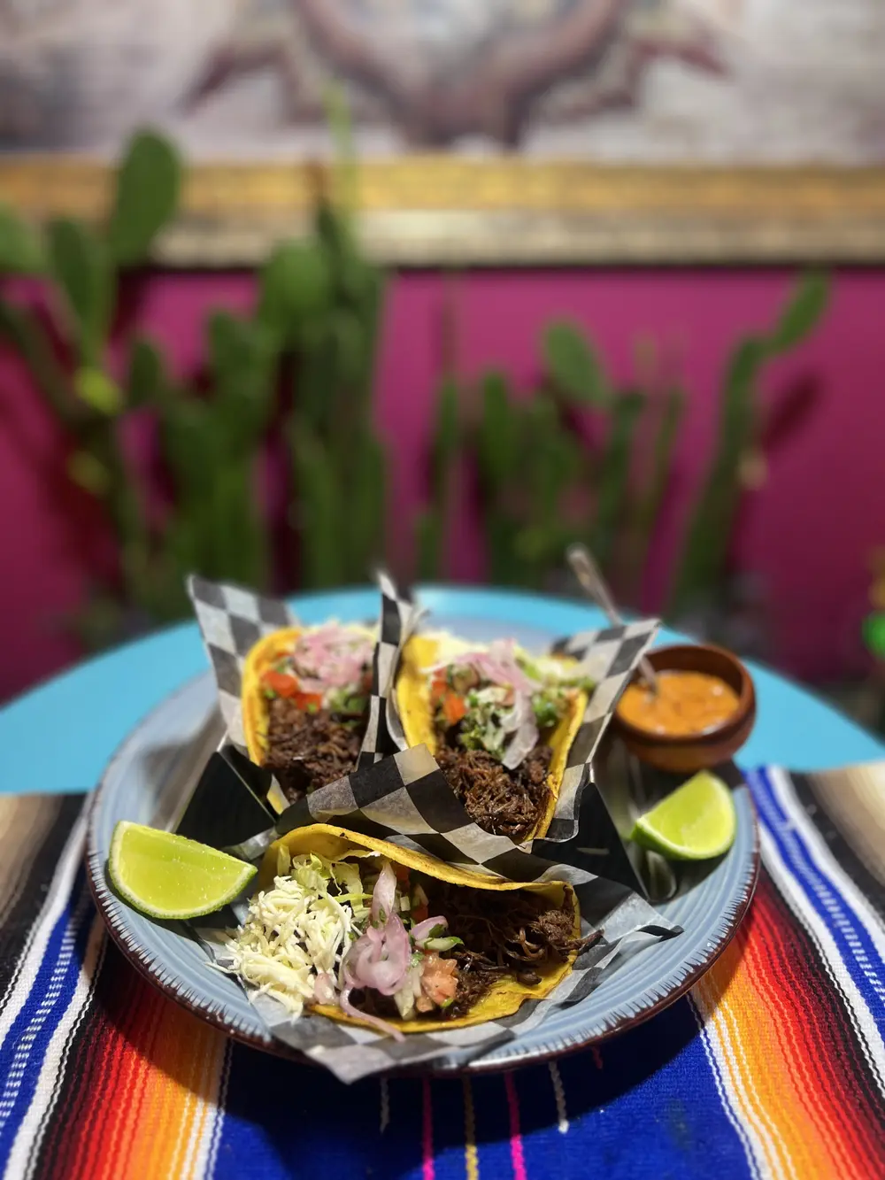 Tacos servidos en canasta con limones