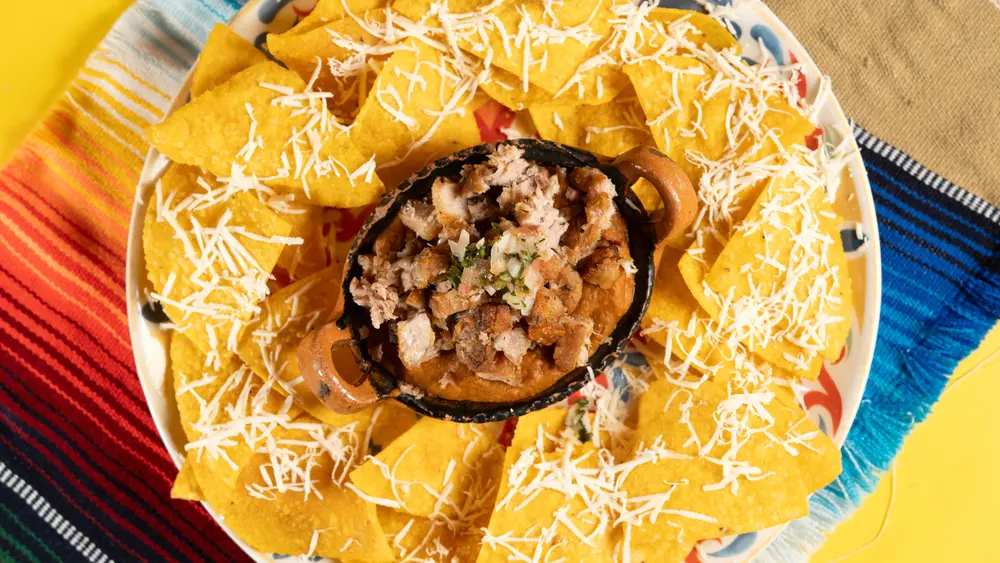 Molcajete de entrada con totopos