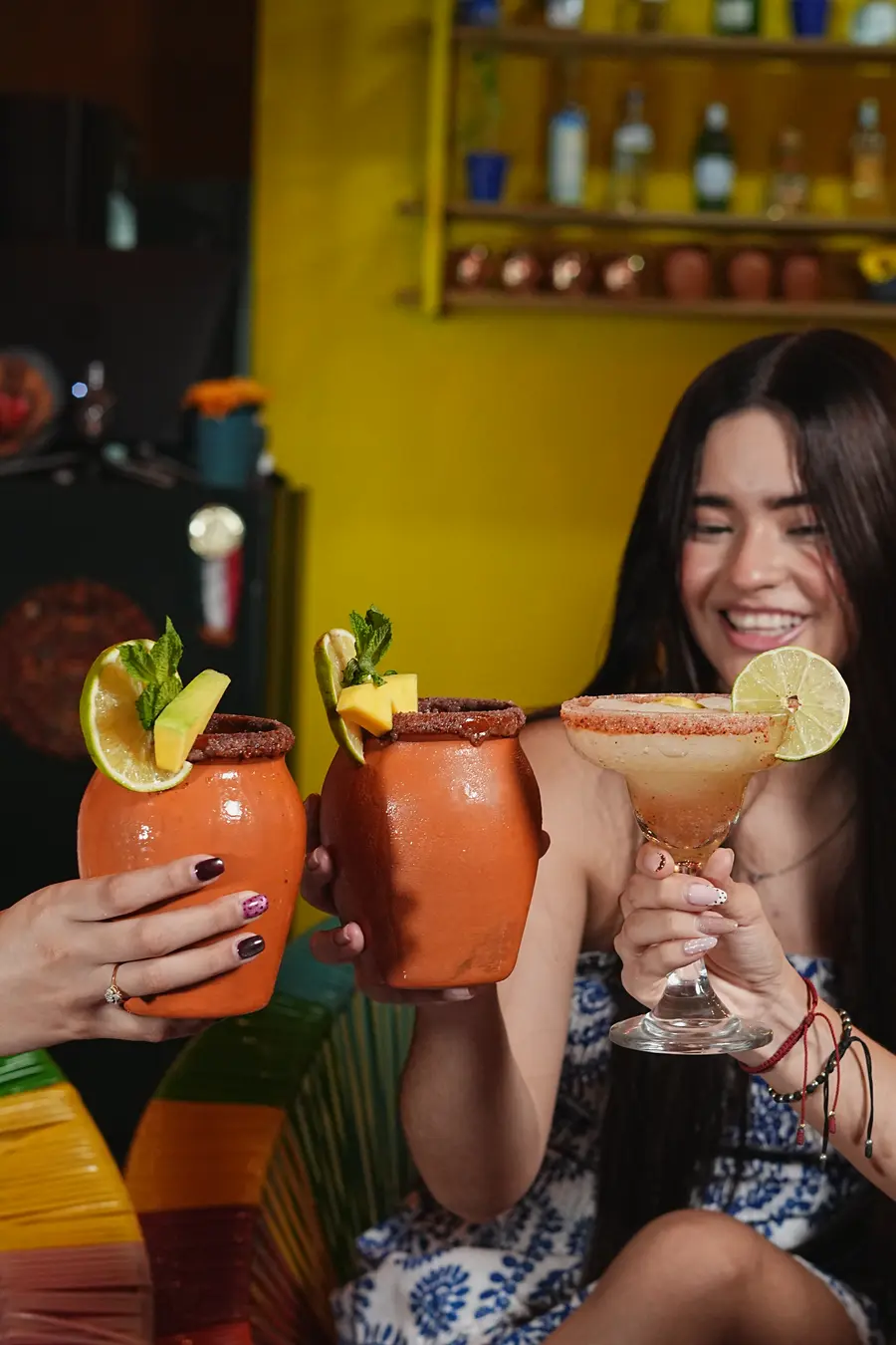 Amigas brindando con cantaritos
