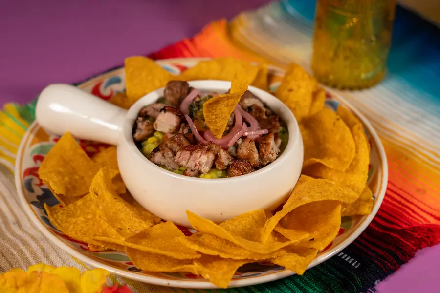 Carne con totopos en cazuela