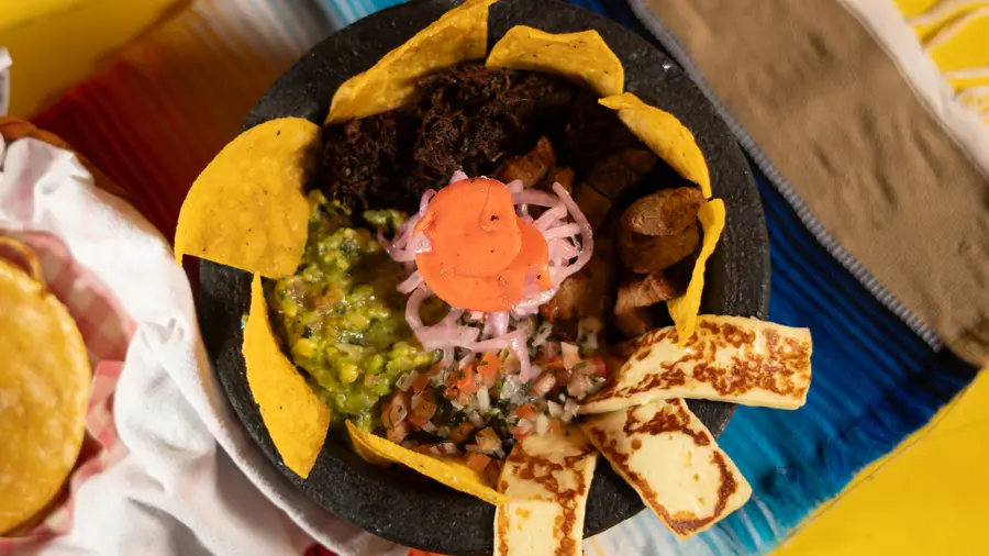 Molcajete Guadalupe con carnes y queso asado
