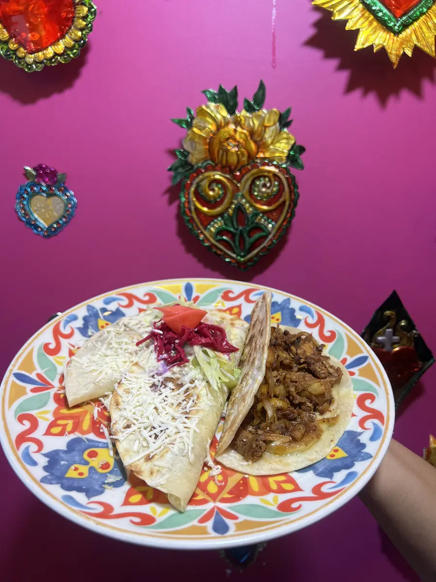 Tacos en pared fucsia con corazones