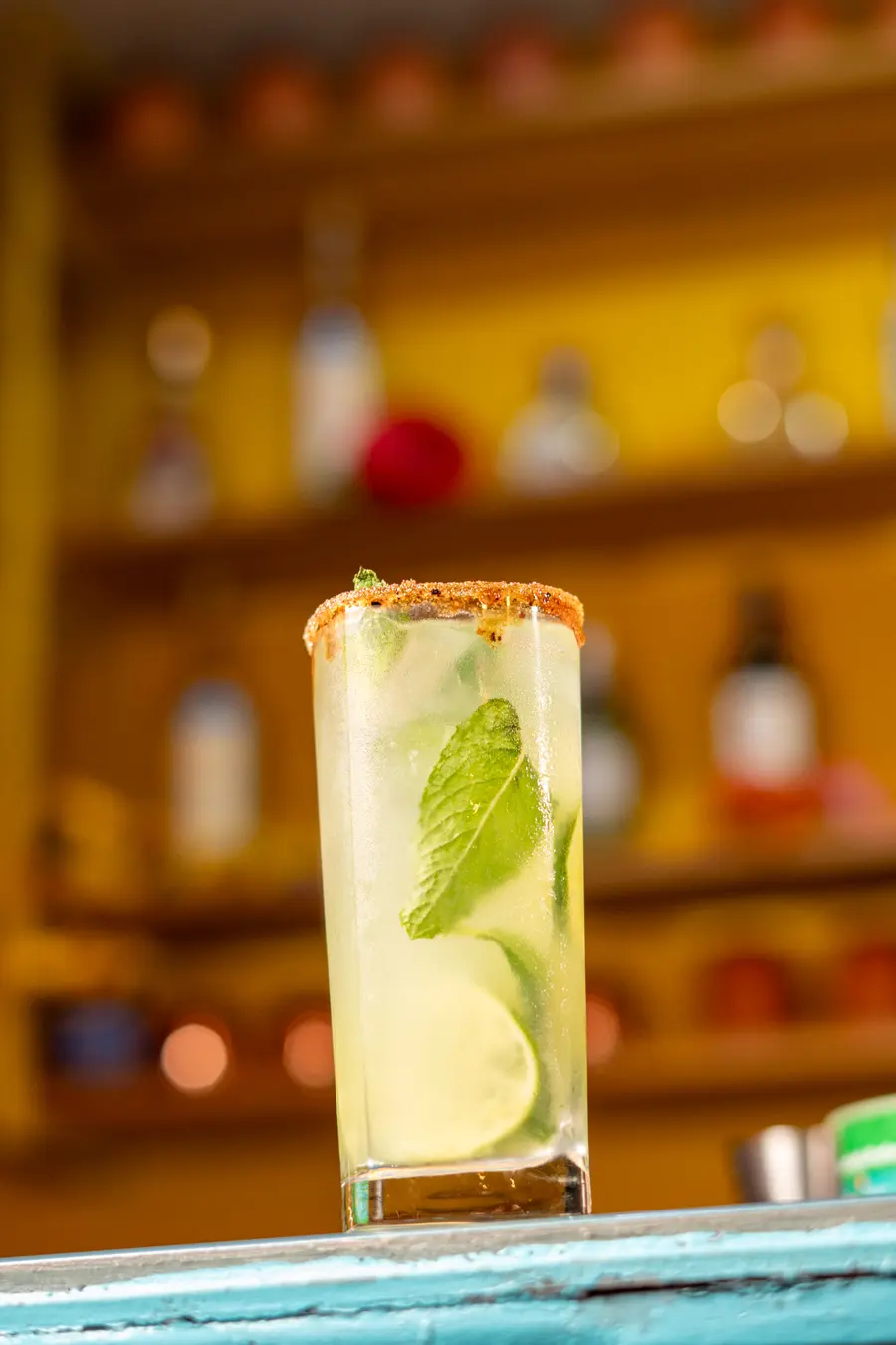 Mojito servido en vaso alto